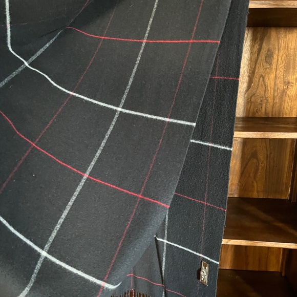 Cashmere-blend large scarf/wrap, in black, white, and red, like new, 28 x 70 in - Picture 5 of 11
